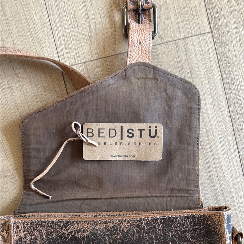 Vintage Leather Crossbody Bag - Picture 2 of 5
